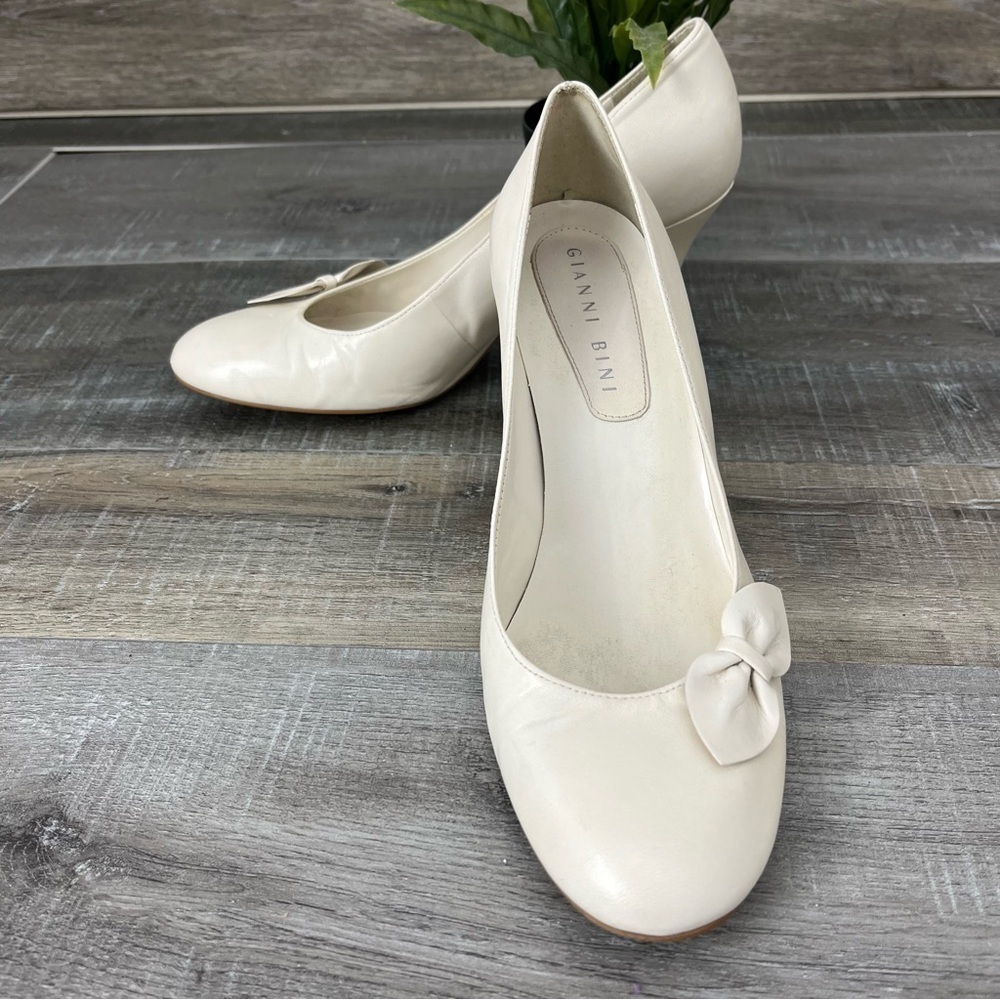 Gianni Bini Cream Pump Heels Decorative Side Bow Size 7.5 - Picture 3 of 12